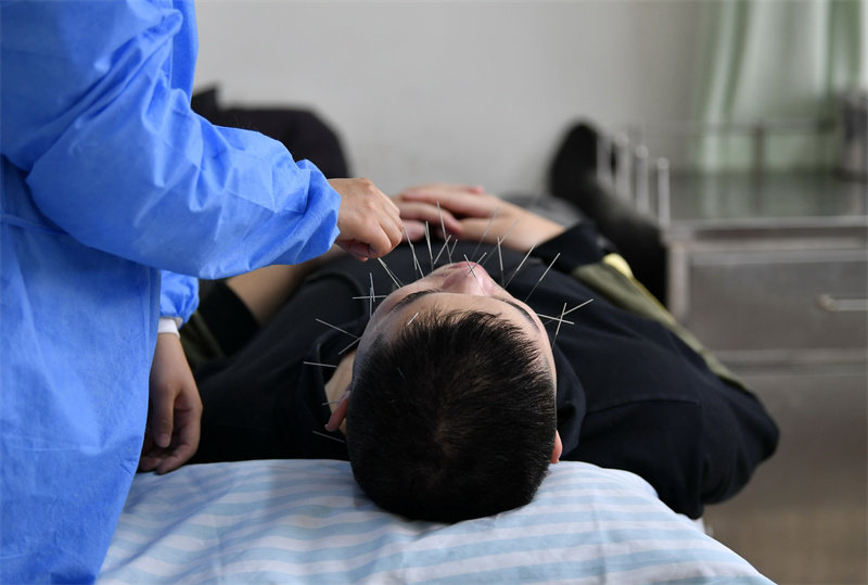 1月15日，患者在唐山市丰南区中医院接受针灸理疗。