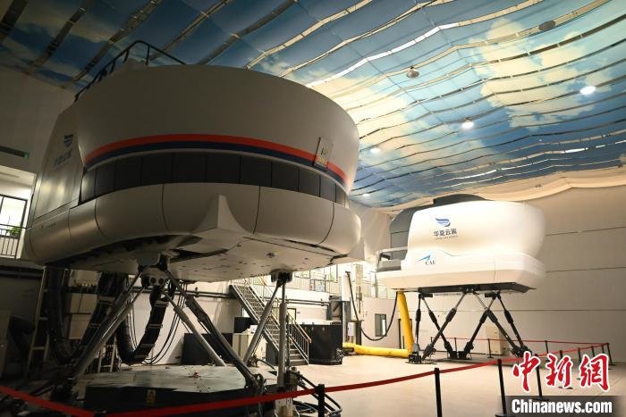 图为飞行模拟机的外形，如同一个大“蚕宝宝”。　张旭 摄