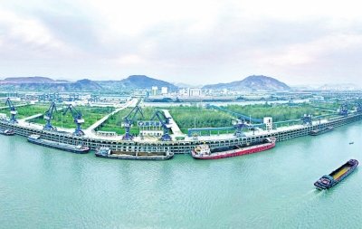 黄石新港正在全力打造武汉都市圈东向开放桥头堡。图为繁忙的黄石新港码头。