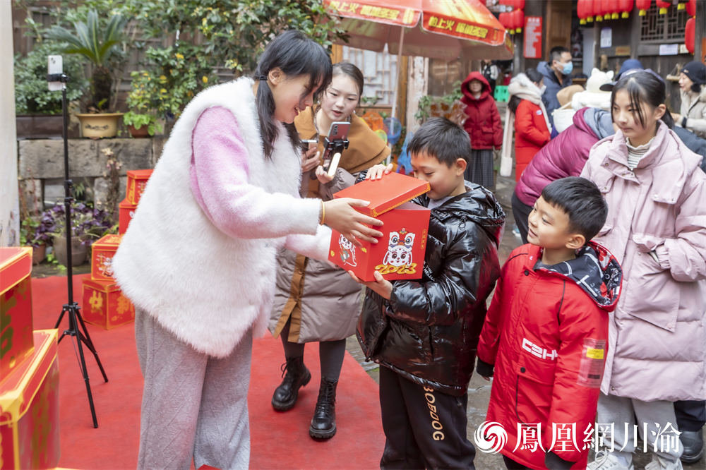 江津中山古镇“千米长宴”邀请八方  新春游玩就要“兔”个乐呵