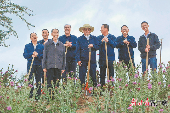 古浪县郭万刚（左三）和其他八步沙林场三代治沙人（资料图）