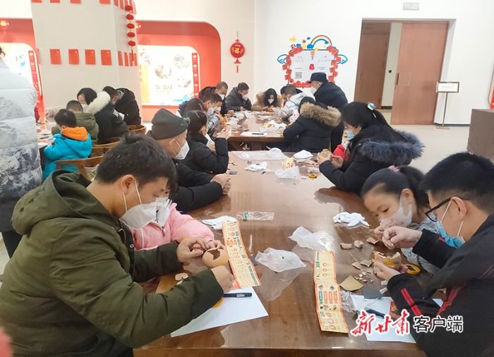 家长孩子一起动手体验文物修复过程