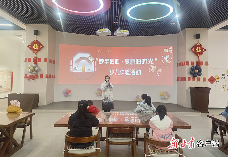 活动现场，孩子们认真听社教老师讲述春节习俗知识和文物修复背后的故事。