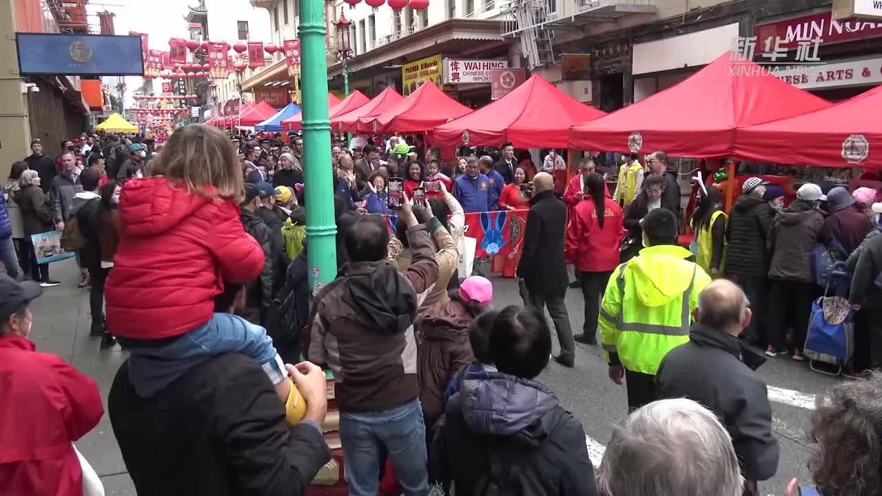 美国旧金山唐人街举行迎春街会，吸引大批市民游客