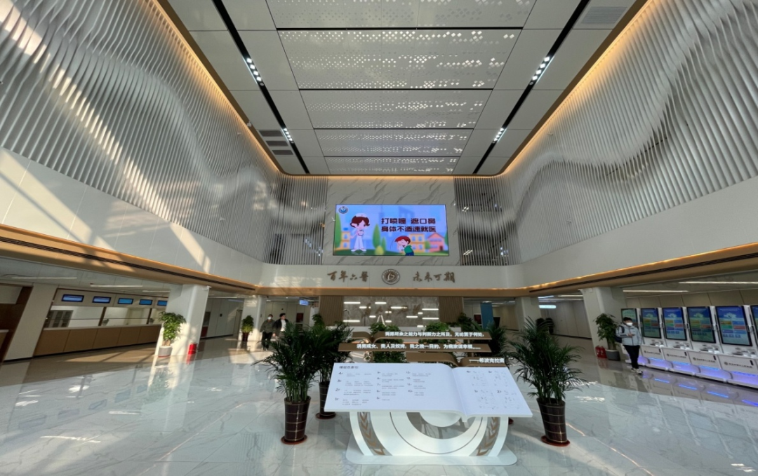 （图为青岛市第六人民医院一层大厅）