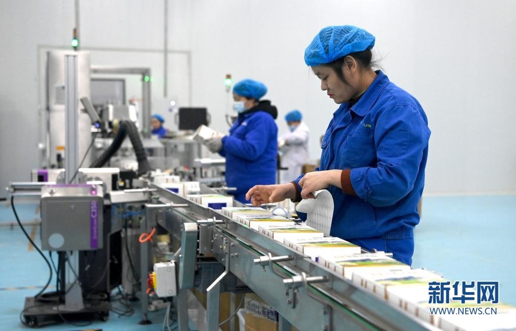 1月13日，西安市阎良区秦龙乳业集团有限公司的工人在羊奶粉生产线上作业。