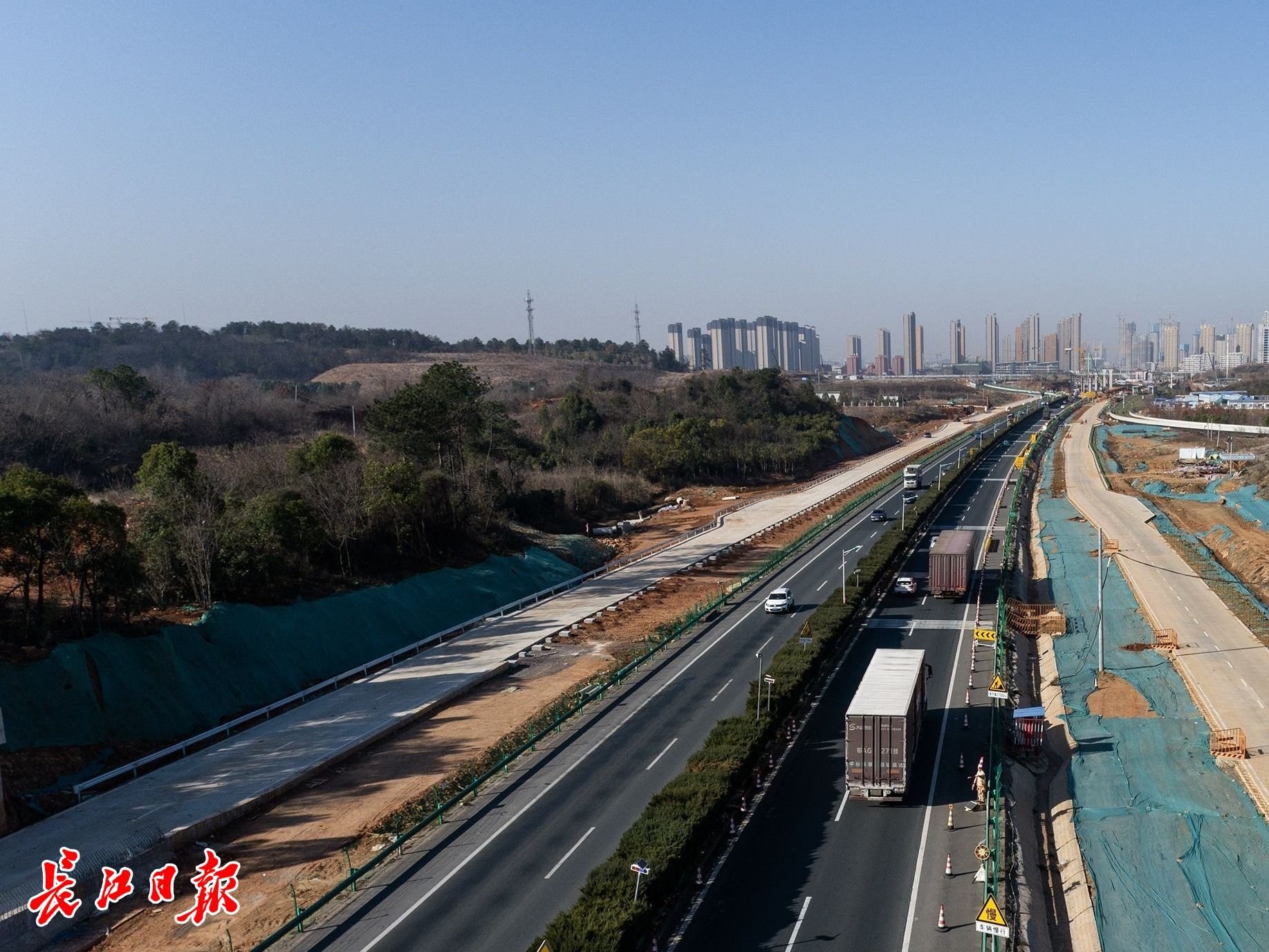 中国光谷智慧交通基础设施高新三路（三环线-外环线）改造提升工程。记者任勇 摄