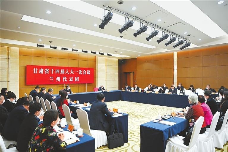 1月17日，出席省十四届人大一次会议的兰州代表团审议省高级人民法院工作报告和省人民检察院工作报告。新甘肃&middot;甘肃日报记者 孟捷