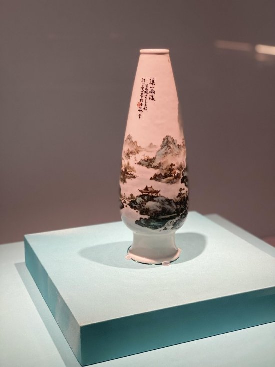 【 汪小亭 粉彩溪山雨后图瓶】 民国十四年(1925),高28厘米,口径3.7厘米,腹径9.5厘米,底径7.1厘米 景德镇中国陶瓷博物馆藏