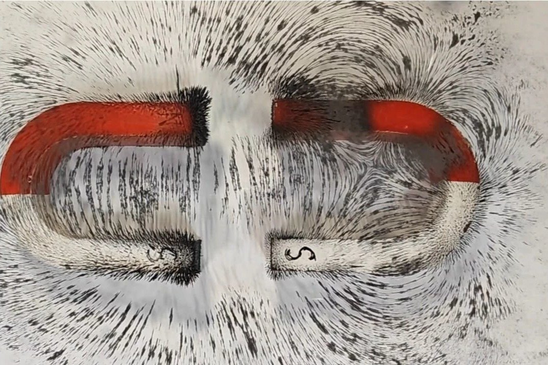 总有些物理现象让你产生疑惑，右边蹄形磁铁的磁场为何这么奇特？