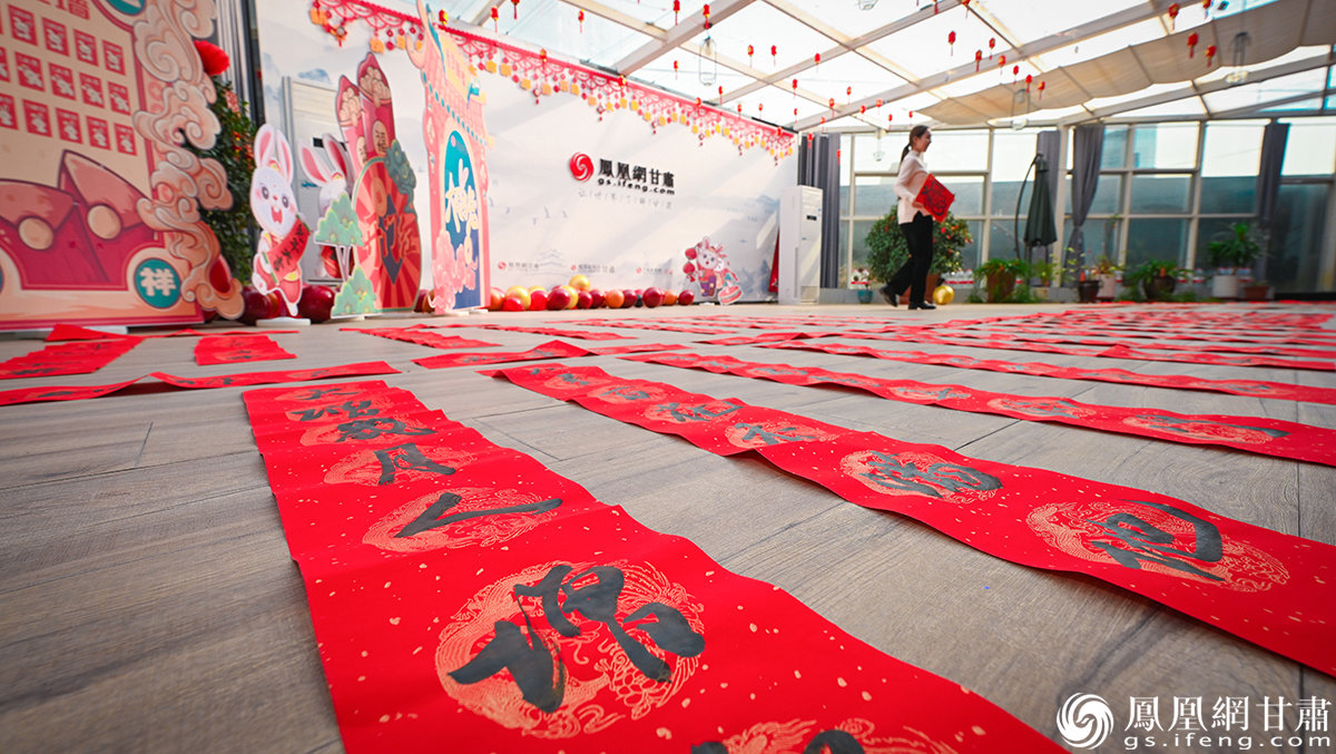 浓浓年味在满含祝愿的春联中愈来愈浓 杨艺锴 摄