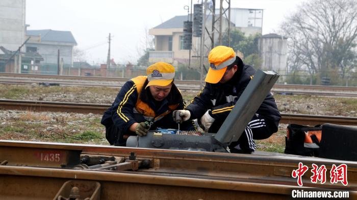 图为安康电务段职工王延琪和周道建正在一丝不苟检修信号设备。　王建滆 摄