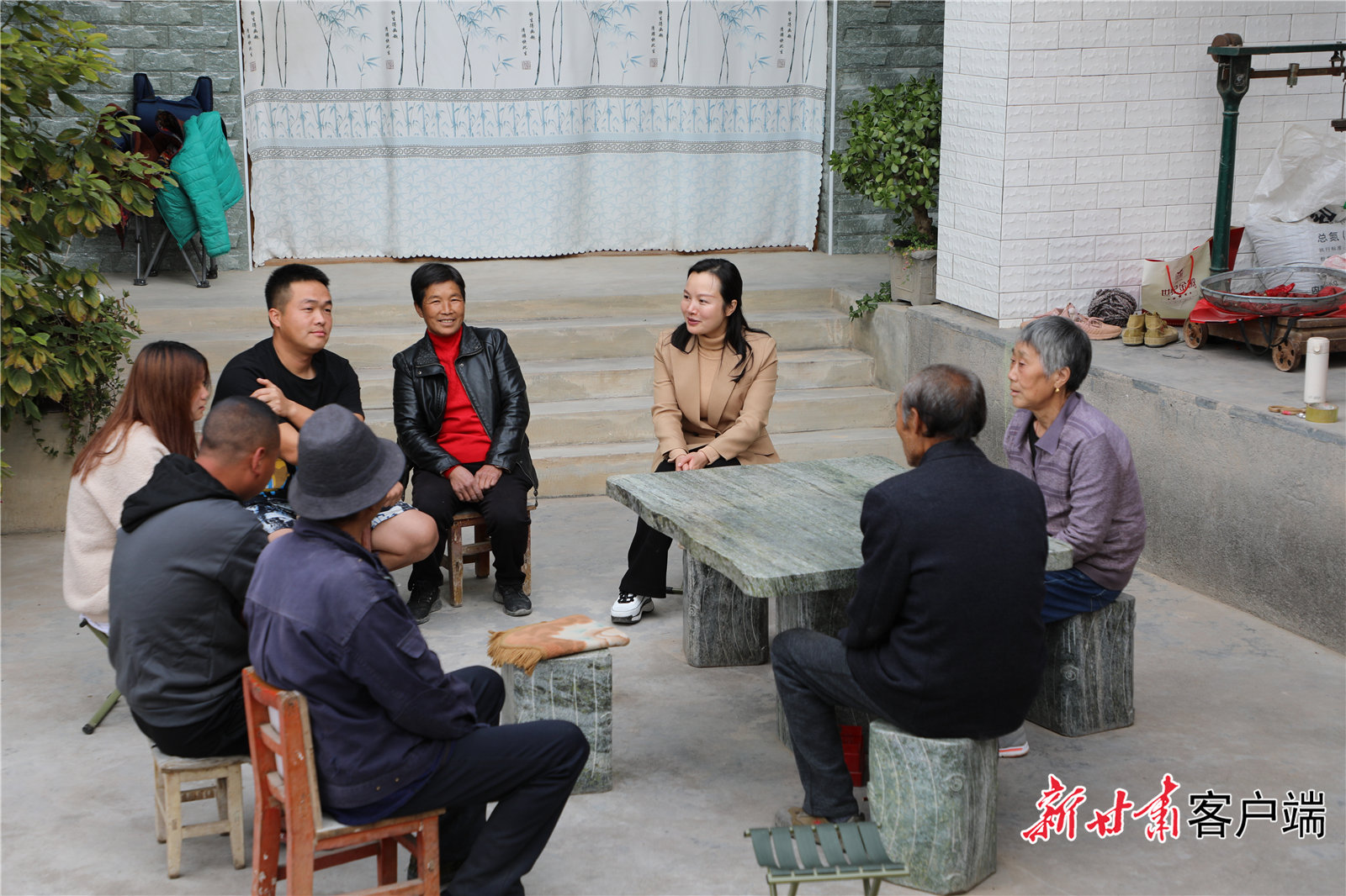 刘玉红在基层倾听民声民意