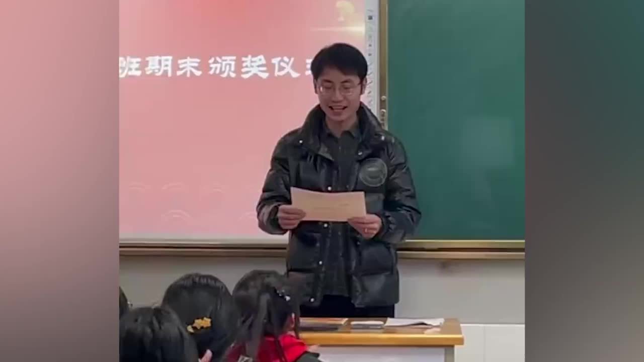 90后班主任给每位同学量身定做奖状