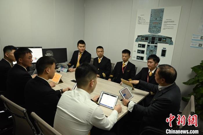 图为赛后点评。　张旭 摄