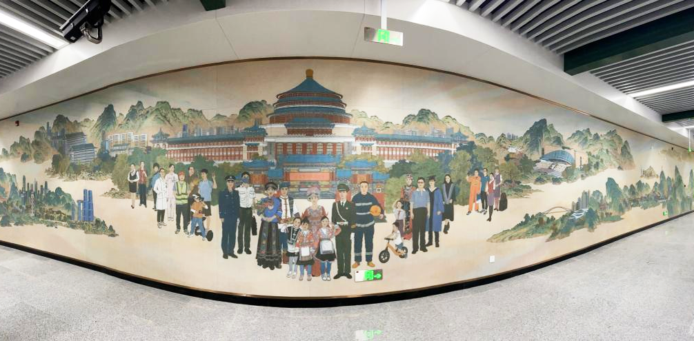 轨道交通10号线二期大礼堂站内一面包含大礼堂元素的文化墙，体现了重庆“母城”独特的文化氛围。