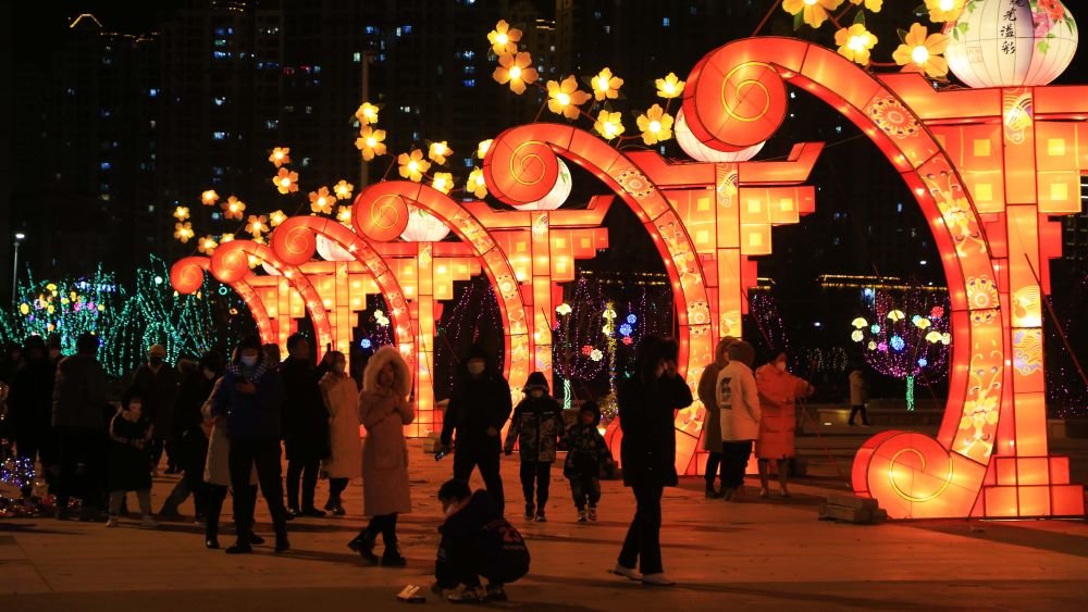 1月18日，市民在甘肃省定西市一处广场观看迎春灯饰。新华社发（王克贤 摄）