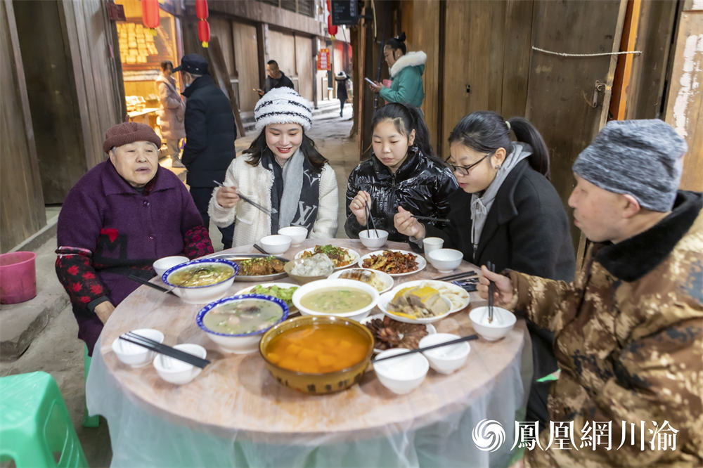 游客品尝“千米长宴”地道美食
