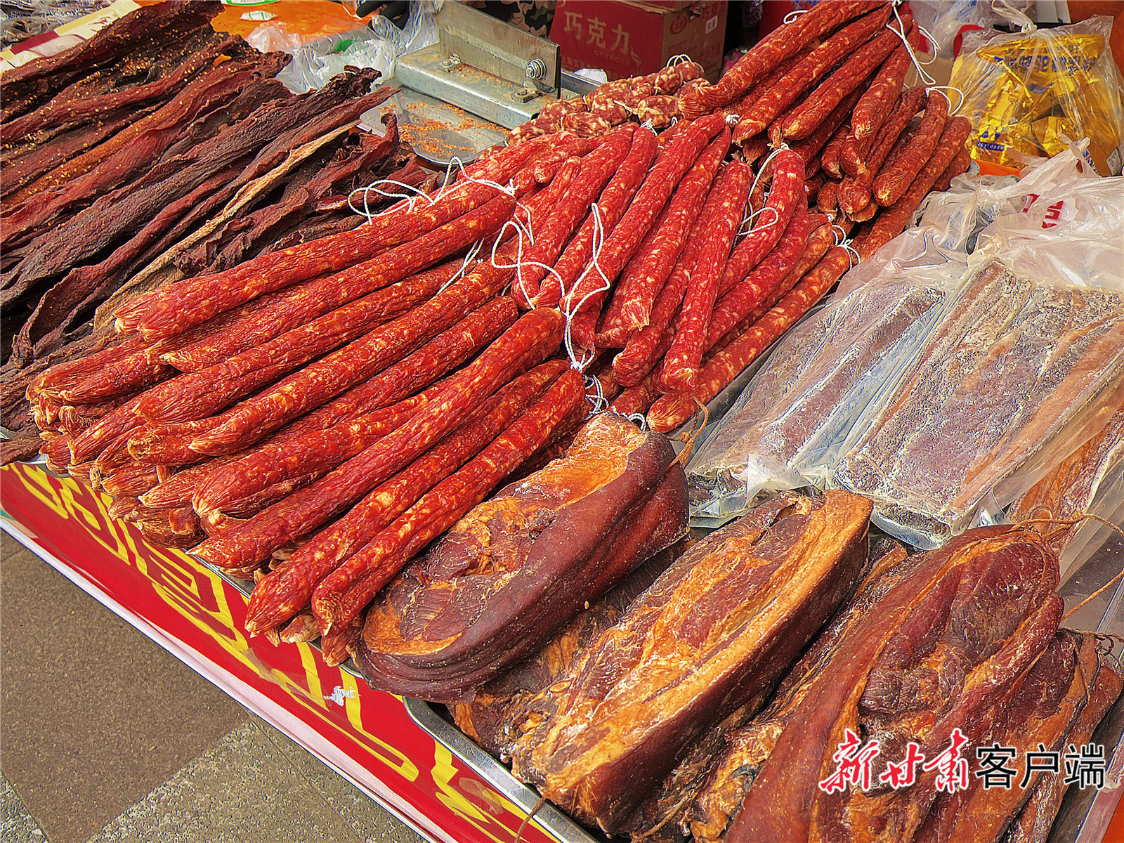 年货市场上的外地特色农产品