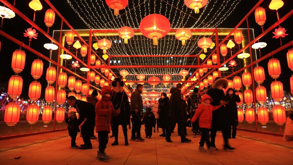 1月18日，市民在甘肃省定西市一处广场观看迎春灯饰。新华社发（王克贤 摄）