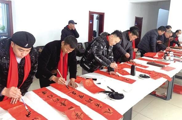 秦川园区送春联活动现场 张建平 摄