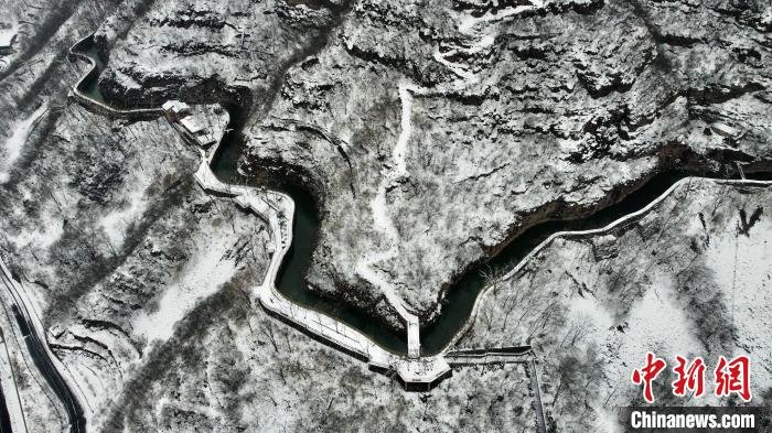 图为高空俯瞰红旗渠风景区雪景。　王梓骅　摄