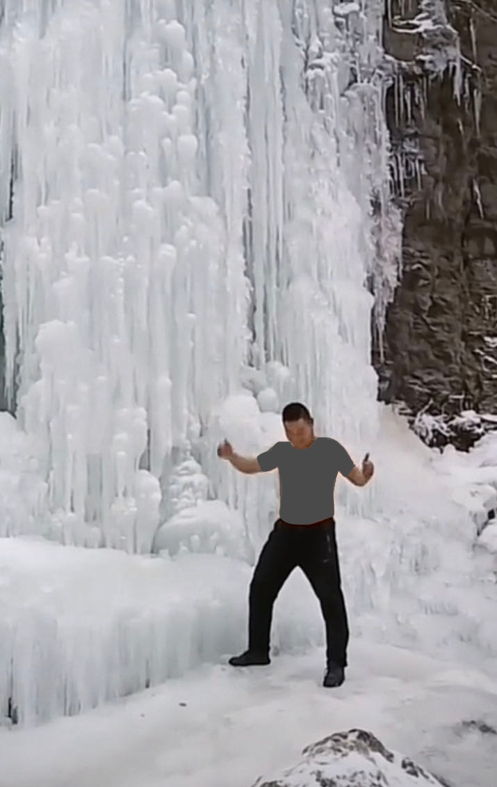 ■ 为了防止中年老哥冻坏,我让美编给他们加了一件短袖。