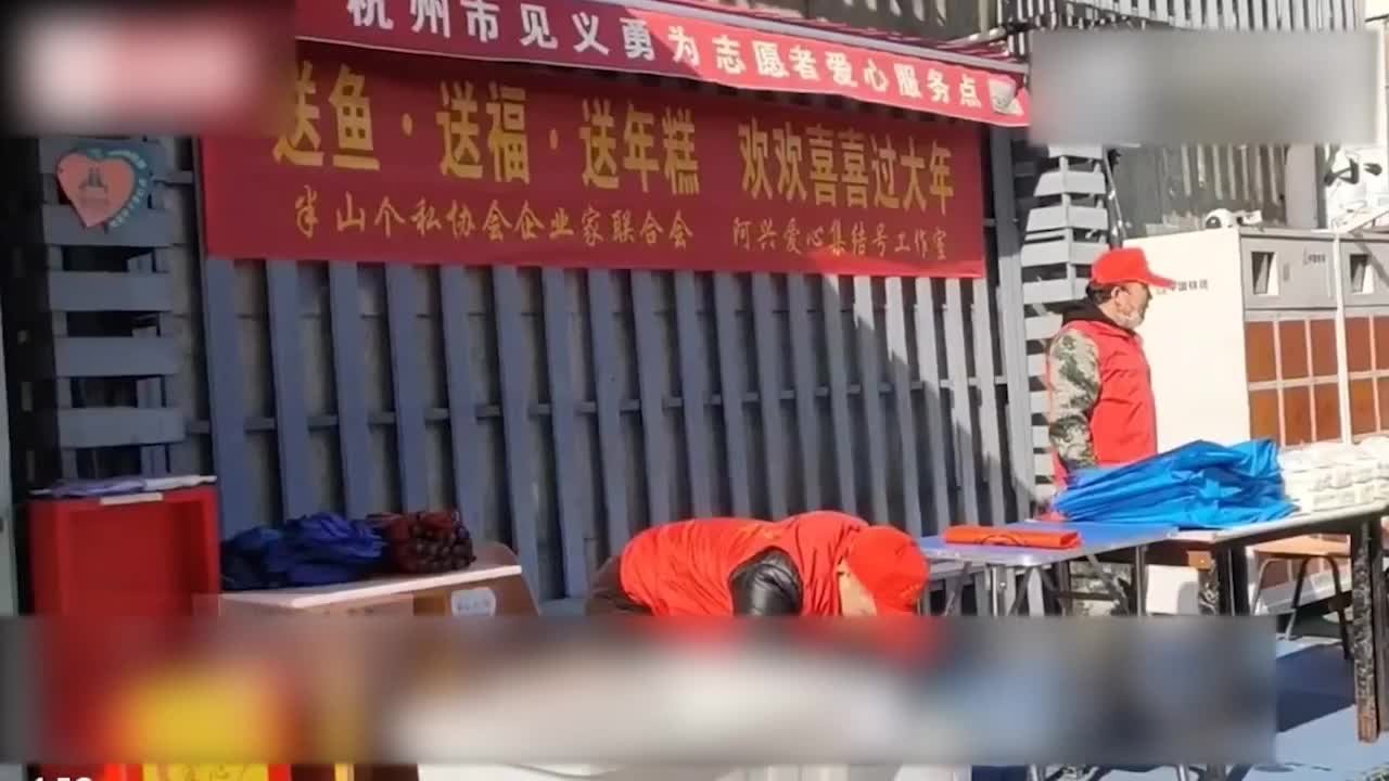 杭州:志愿者自掏腰包给环卫工人买年货_凤凰网视频_凤凰网
