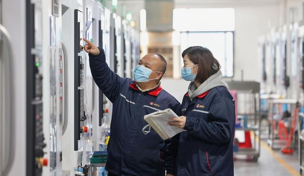 日前，在袁州产业园宜春市驰同达科技有限公司生产车间，500台CNC数控车床全部运转，工人正忙着加工高端智能设备的精密零配件。 （熊思炜 摄）