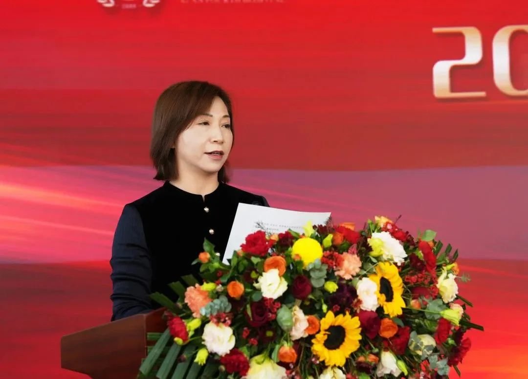 副院长李建平宣读《西安市人民医院(西安市第四医院)关于表彰2022年度