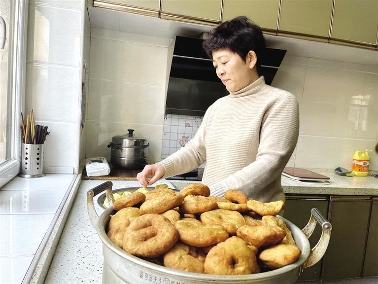 赶大集排社火品美食 甘肃：过年嘛就“兔”个热闹