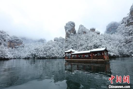 游人在宝峰湖景区体验冰雪水上游(资料图)。　吴勇兵 摄
