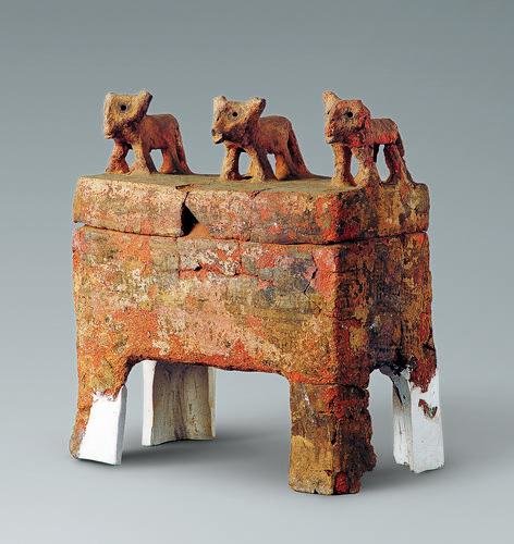 三犬钮盖陶方鼎