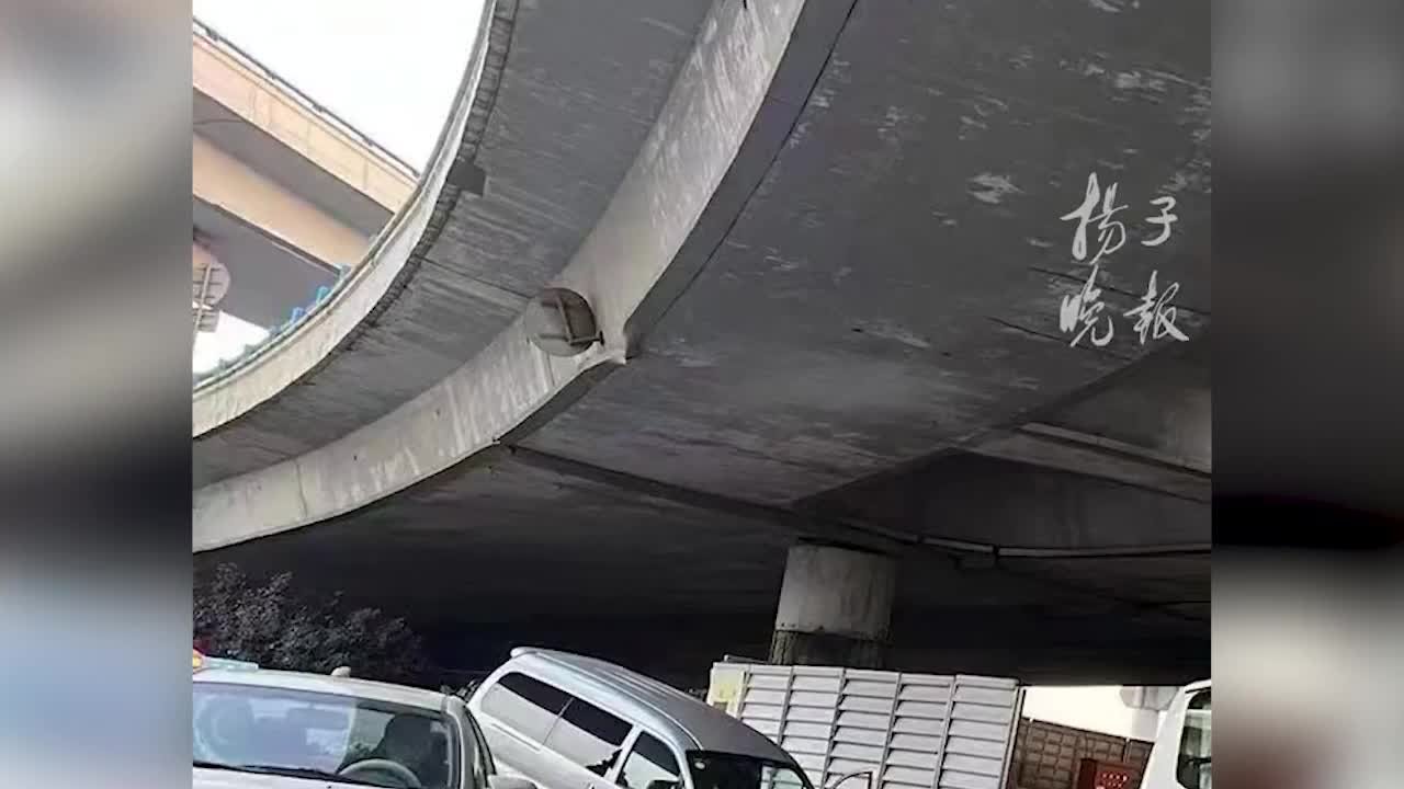 南京一立交桥地下通道施工路段塌陷，致车辆被卡