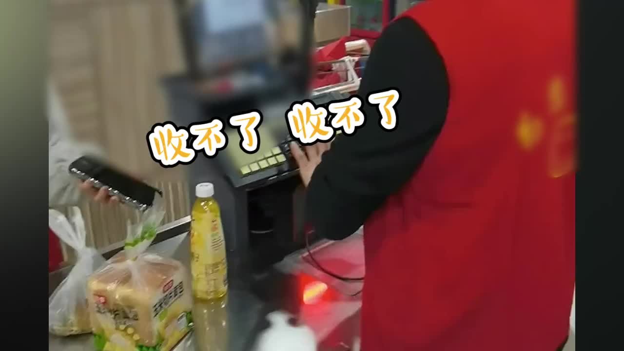 顾客排长队员工却私开收银台给另一员工结账，超市：非收银员