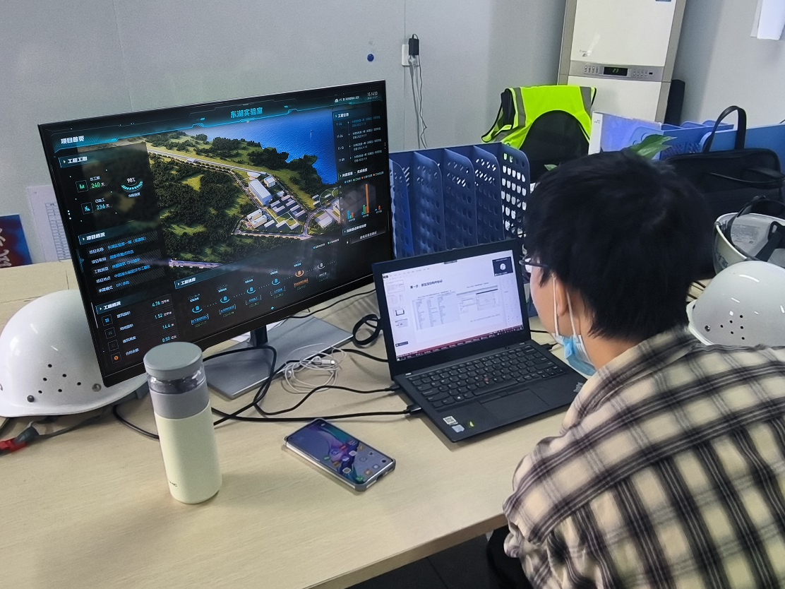 数字工程师通过平台数据驾驶舱了解项目实时进展。通讯员供图