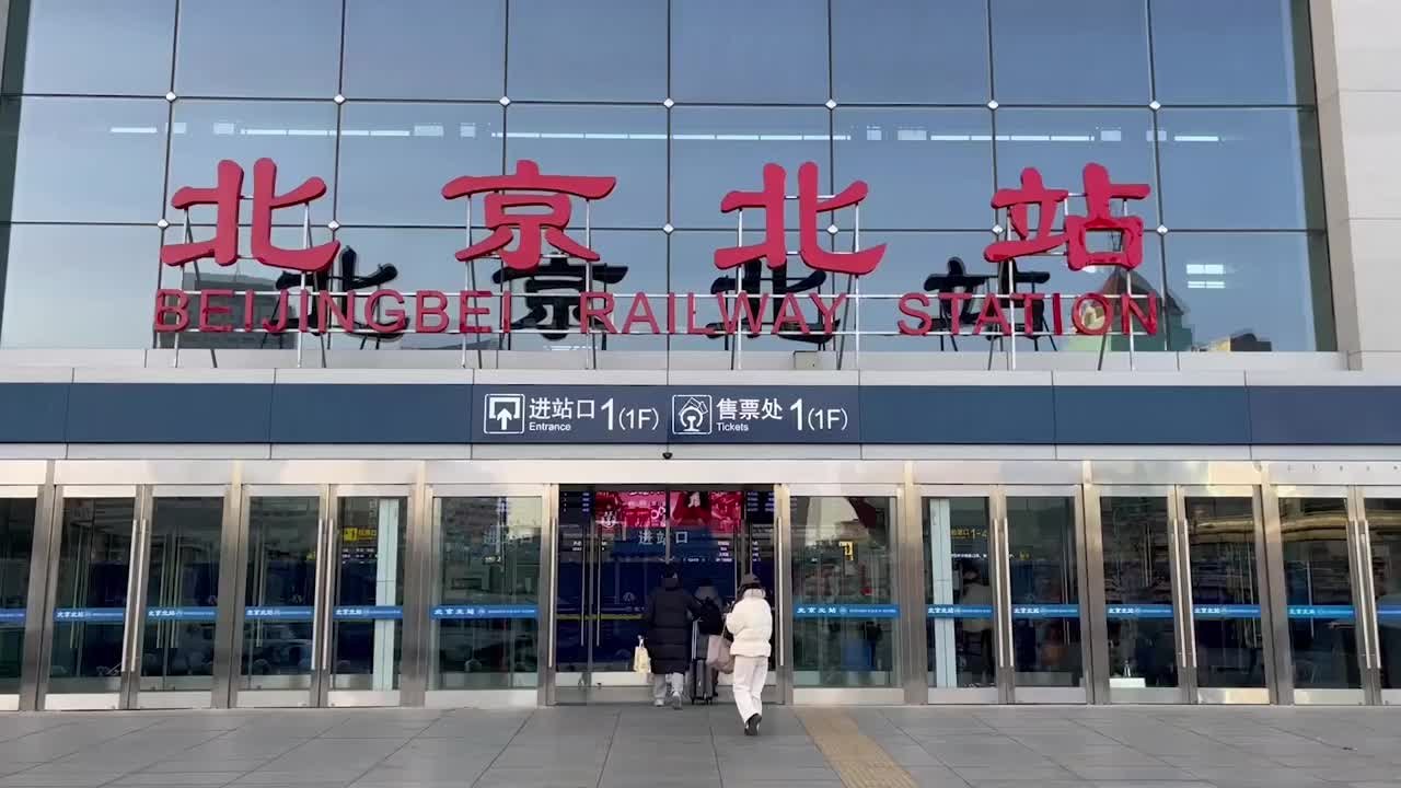 旅客候车时倒地抽搐口吐白沫，众人紧急救助