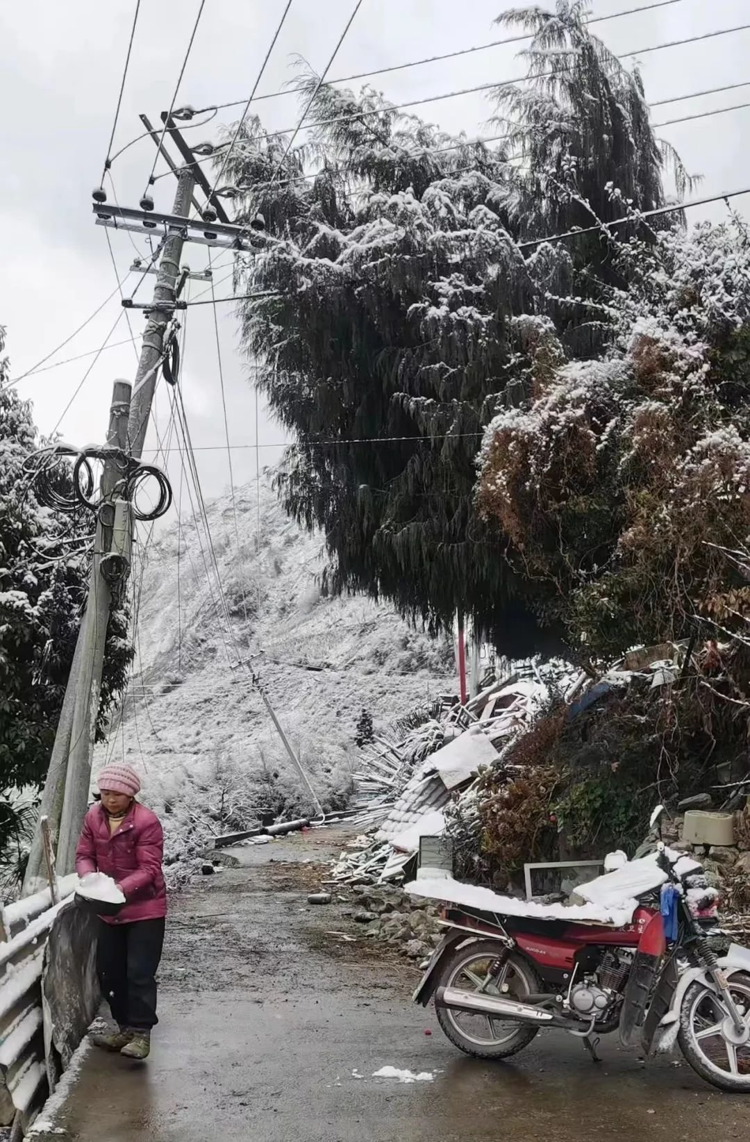 入冬,湾东村落雪,有村民在铲雪。本文图片均由受访者提供。