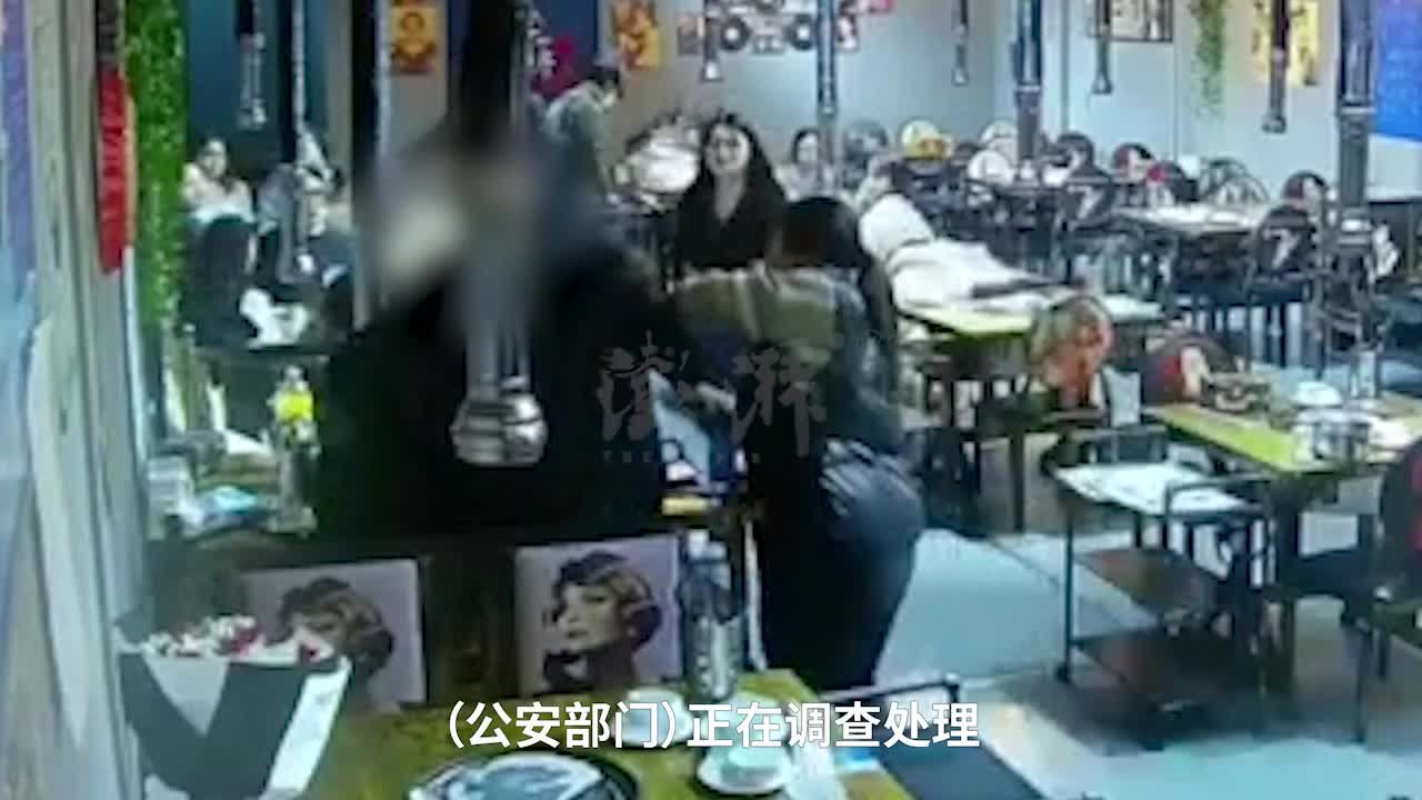 女子烤肉店被男子持刀锁喉，当地回应女子无碍热心人值得肯定凤凰网视频凤凰网 6016