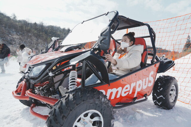 首届张家界冰雪旅游节开幕 七星山滑雪场激情开板