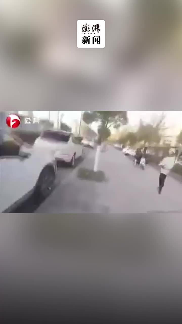 少年见车辆肇事逃逸,路见不平报警_凤凰网视频_凤凰网