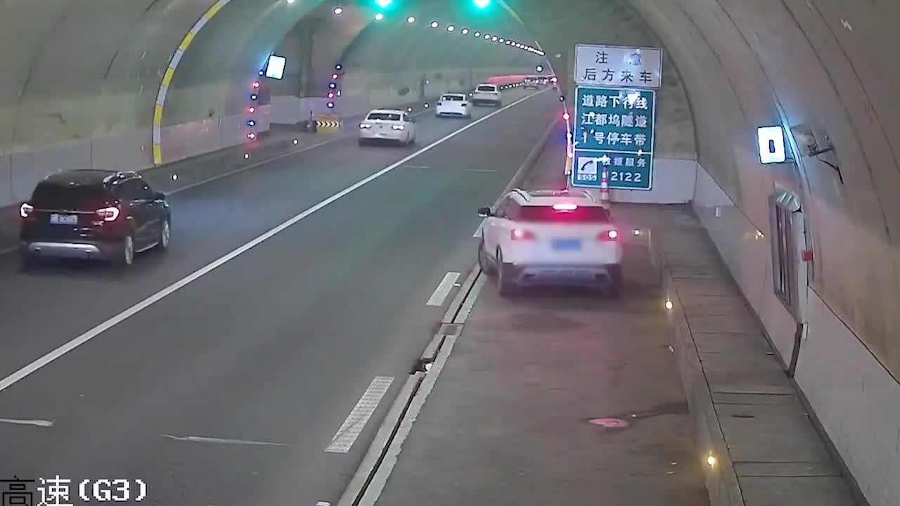 衢州一驾驶员变道时疏于观察,导致后方车辆撞上后侧翻_凤凰网视频_凤凰网