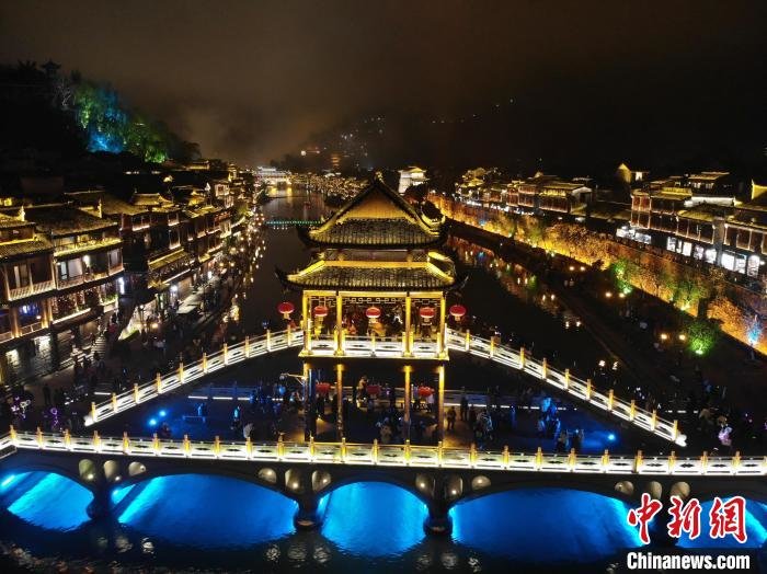 湖南凤凰古城夜景。(资料图) 杨华峰 摄
