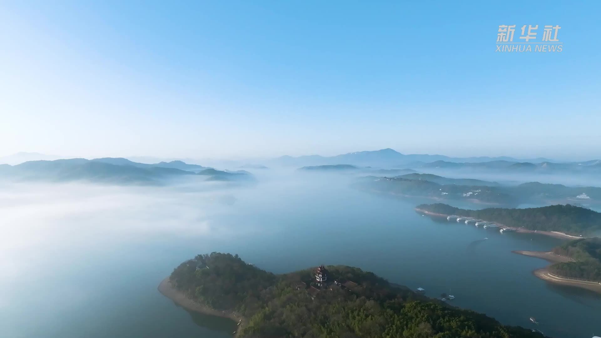 江苏溧阳：“醉”美天目湖晨雾