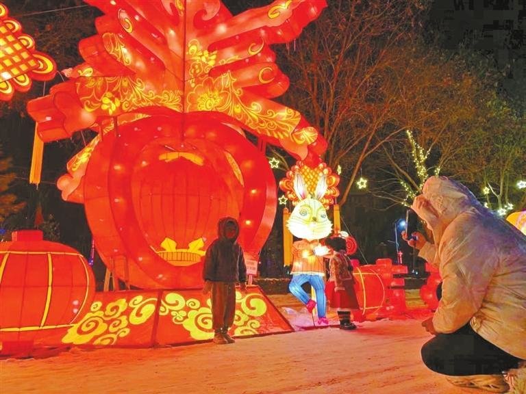 游客在灯会留影