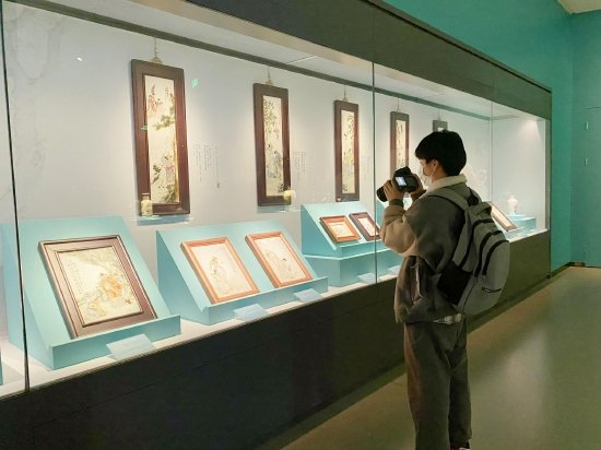 “珠山逸韵——景德镇近代文人瓷画特展”在长沙博物馆免费开放