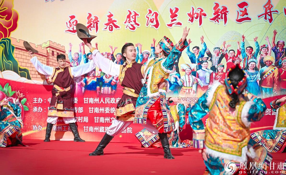 来自甘南州的“娘家人”和移民到兰州新区的老乡欢歌热舞迎新年 杨艺锴 摄