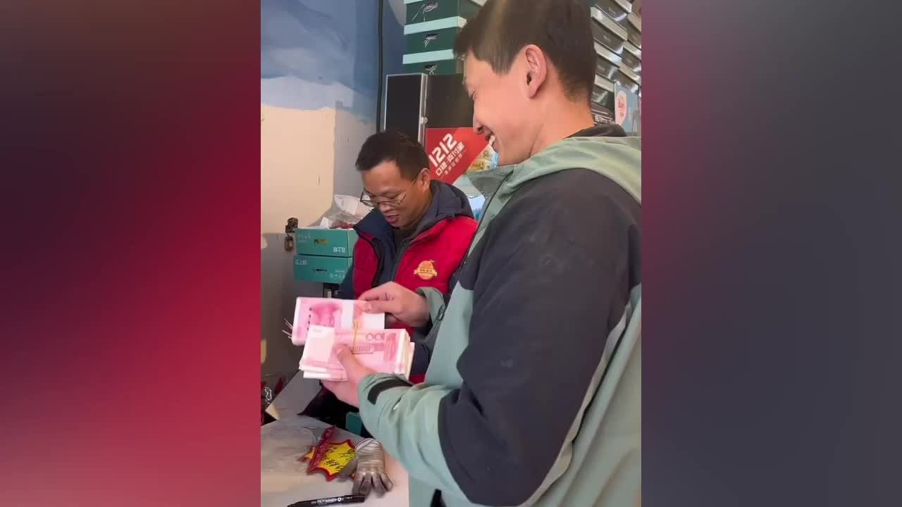 水果店老板为十名员工发七万元奖金：大家不容易，应该多发点