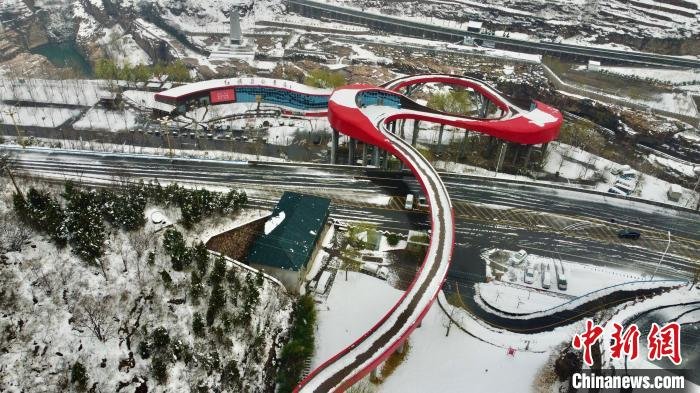 图为高空俯瞰红旗渠风景区雪景。　王梓骅　摄