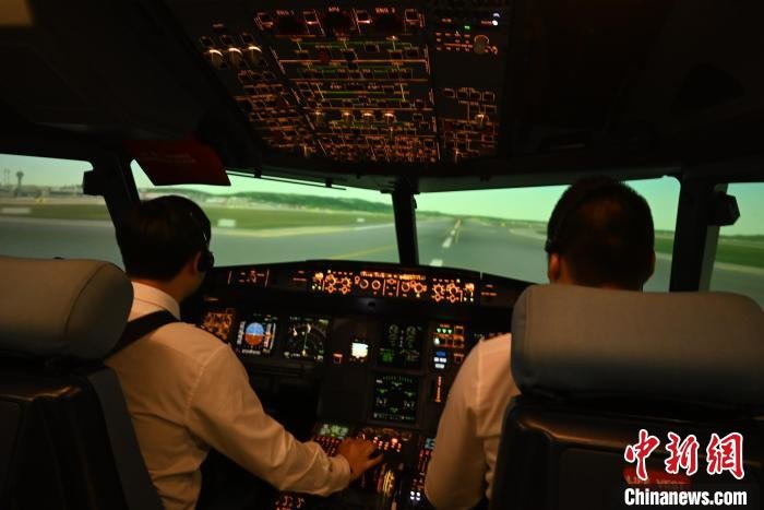 走进飞行模拟机：一比一“复刻”飞机驾驶舱，模拟万千场景